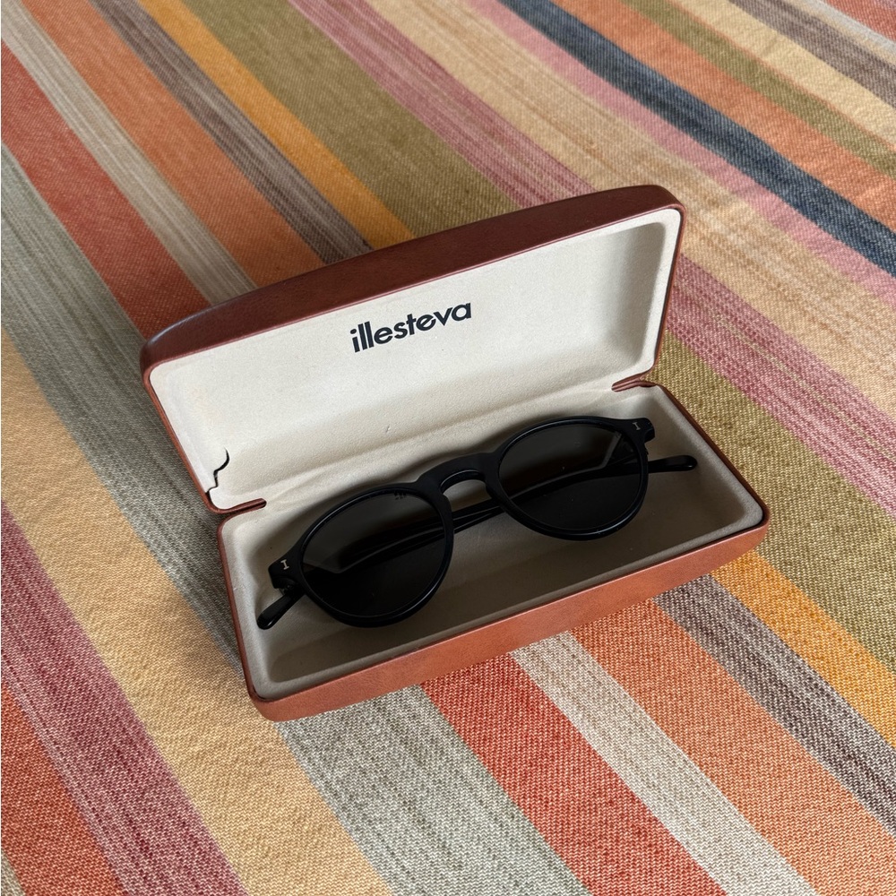 Illesteva Capri Black Round Sunglasses